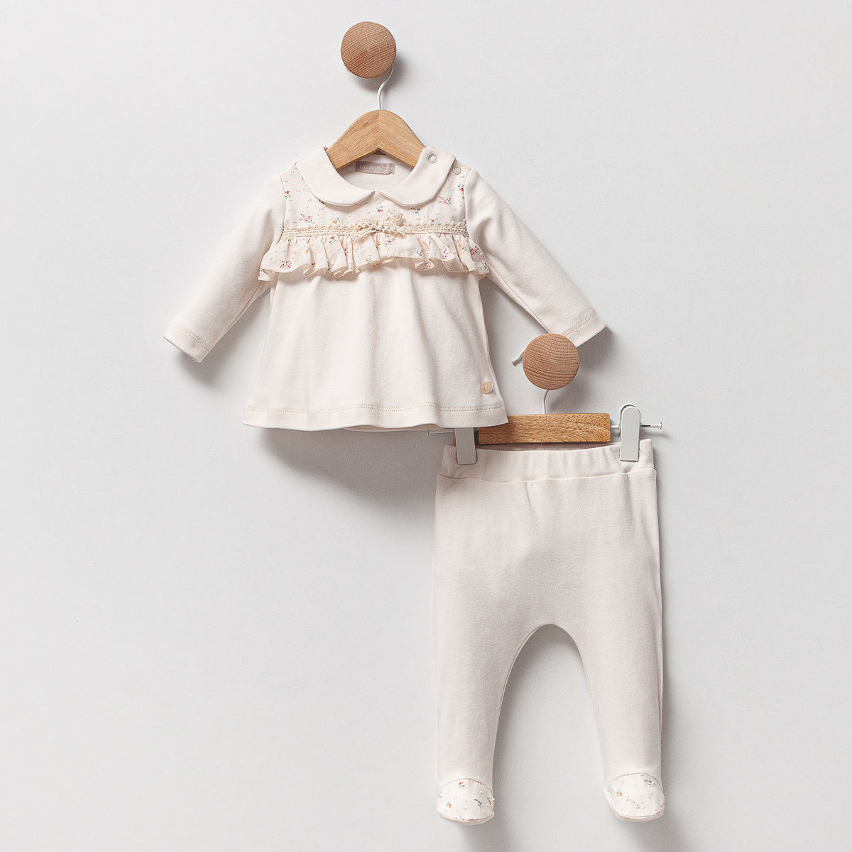 Cassie Ruffles Outfit